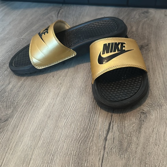 Nike’s women’s benassi just do it gold slide size 7 - Picture 2 of 8